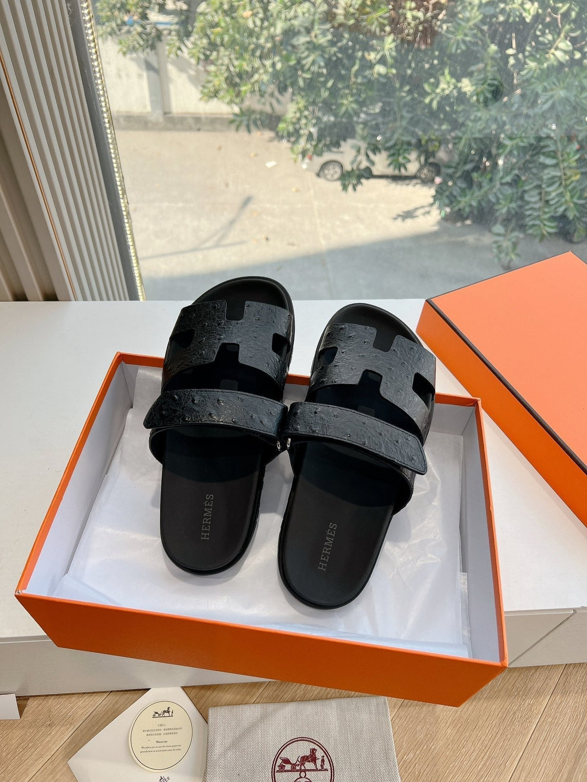 CHYPRE SANDAL IN BLACK GRAINED CALFSKIN