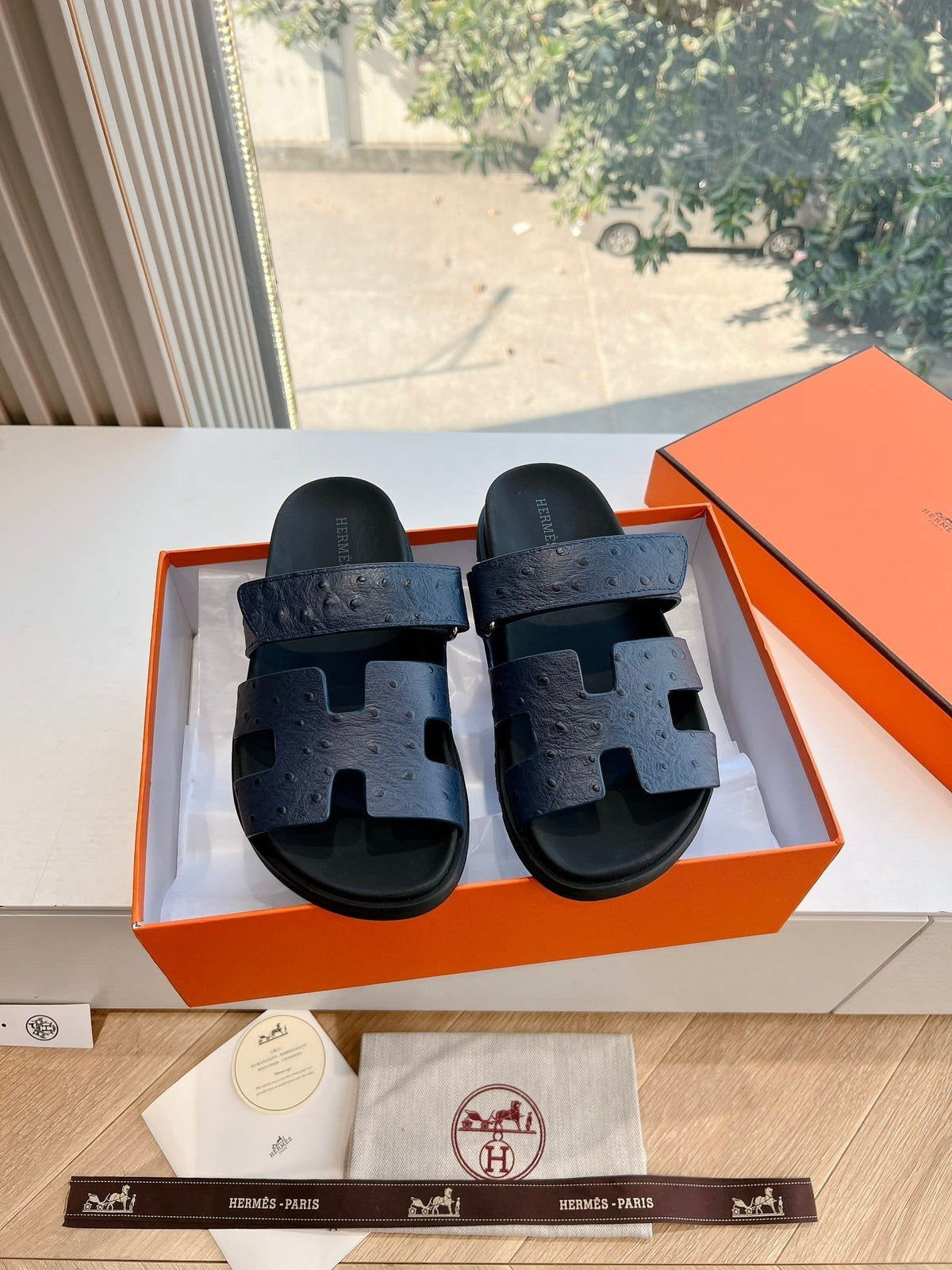 CHYPRE SANDAL IN BLACK GRAINED CALFSKIN