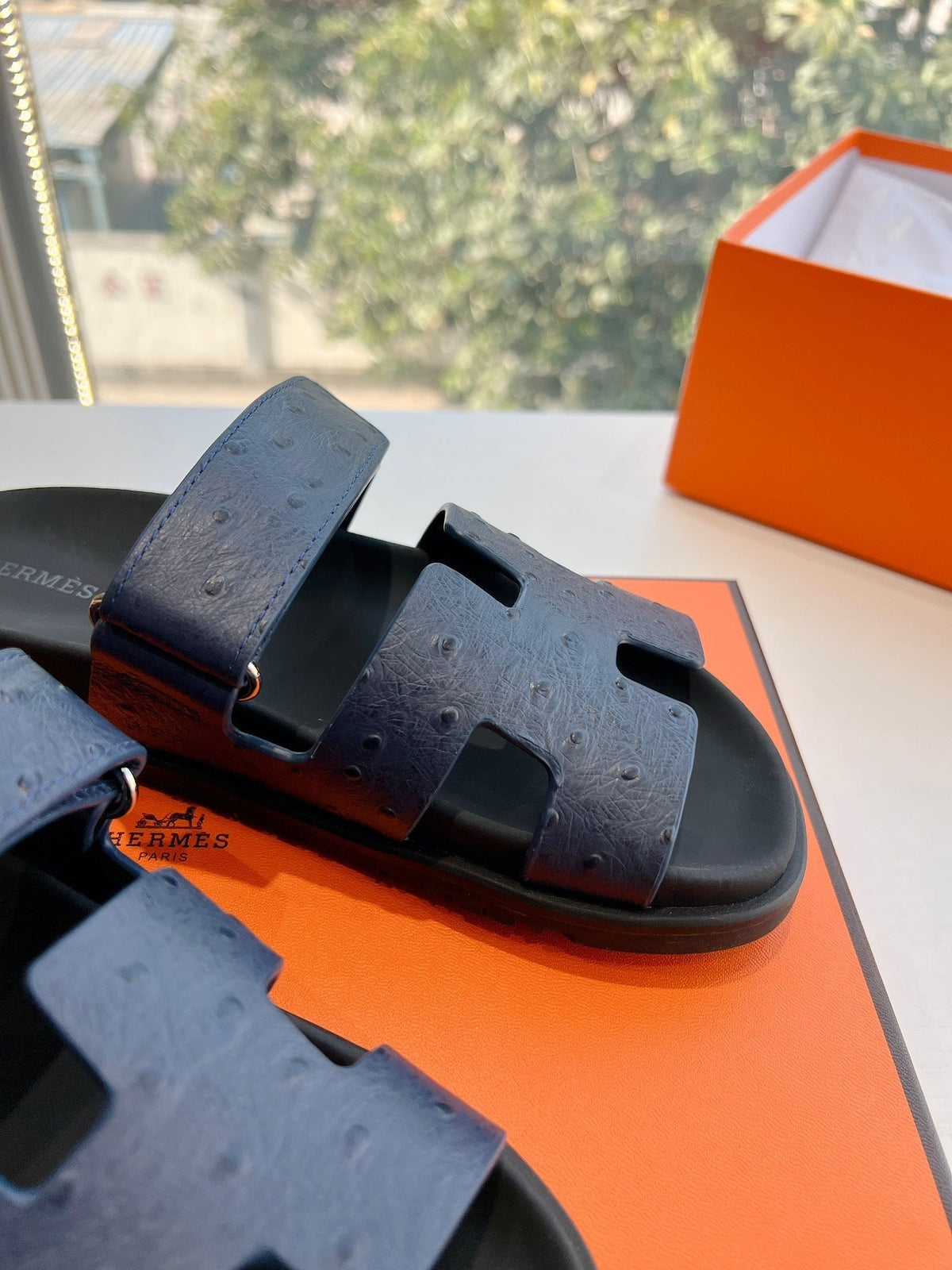 CHYPRE SANDAL IN BLACK GRAINED CALFSKIN