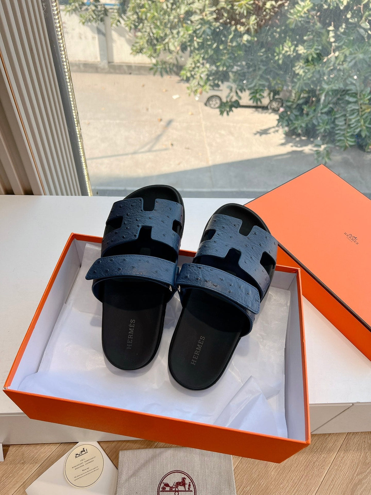 CHYPRE SANDAL IN BLACK GRAINED CALFSKIN