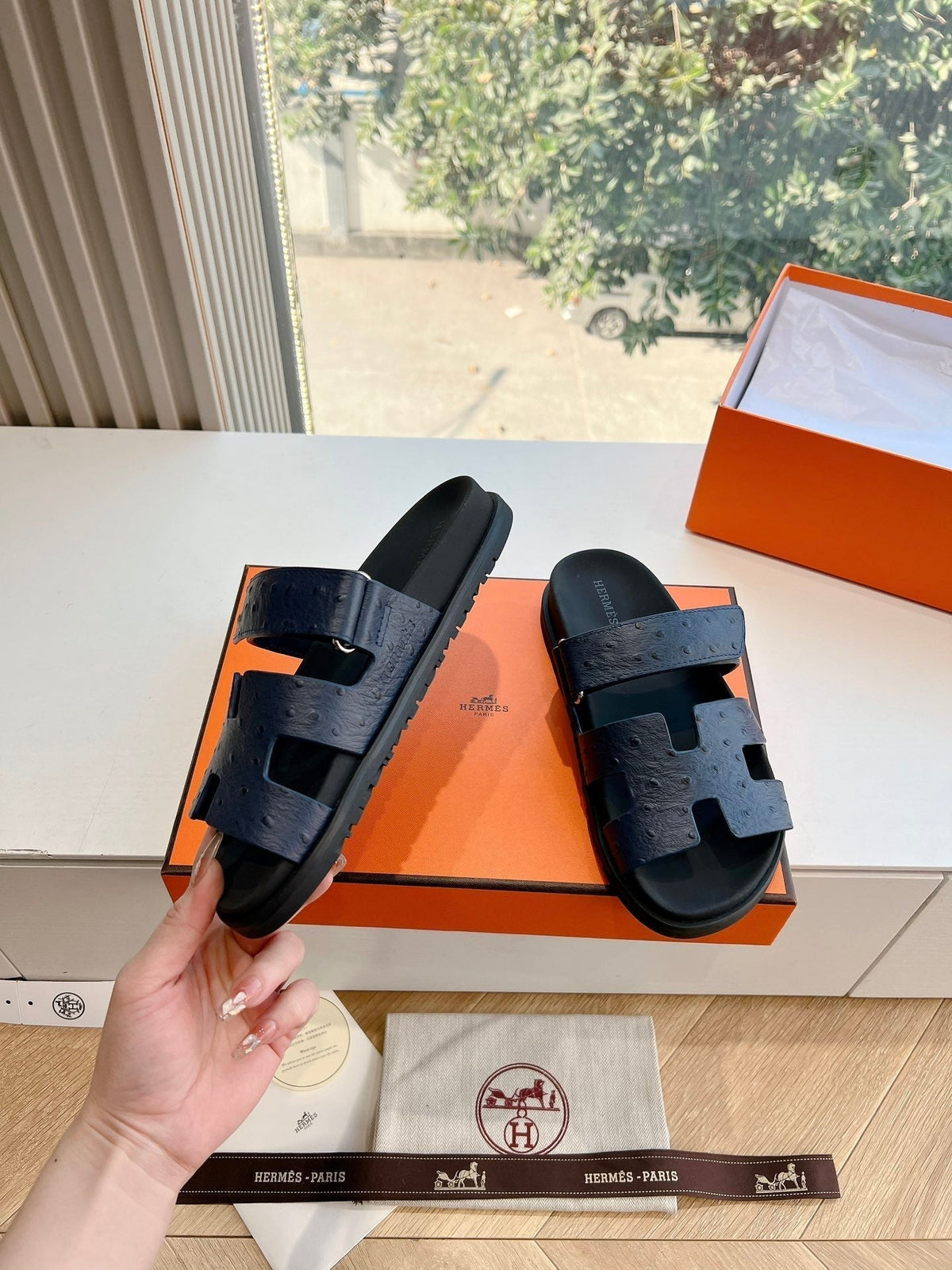 CHYPRE SANDAL IN BLACK GRAINED CALFSKIN