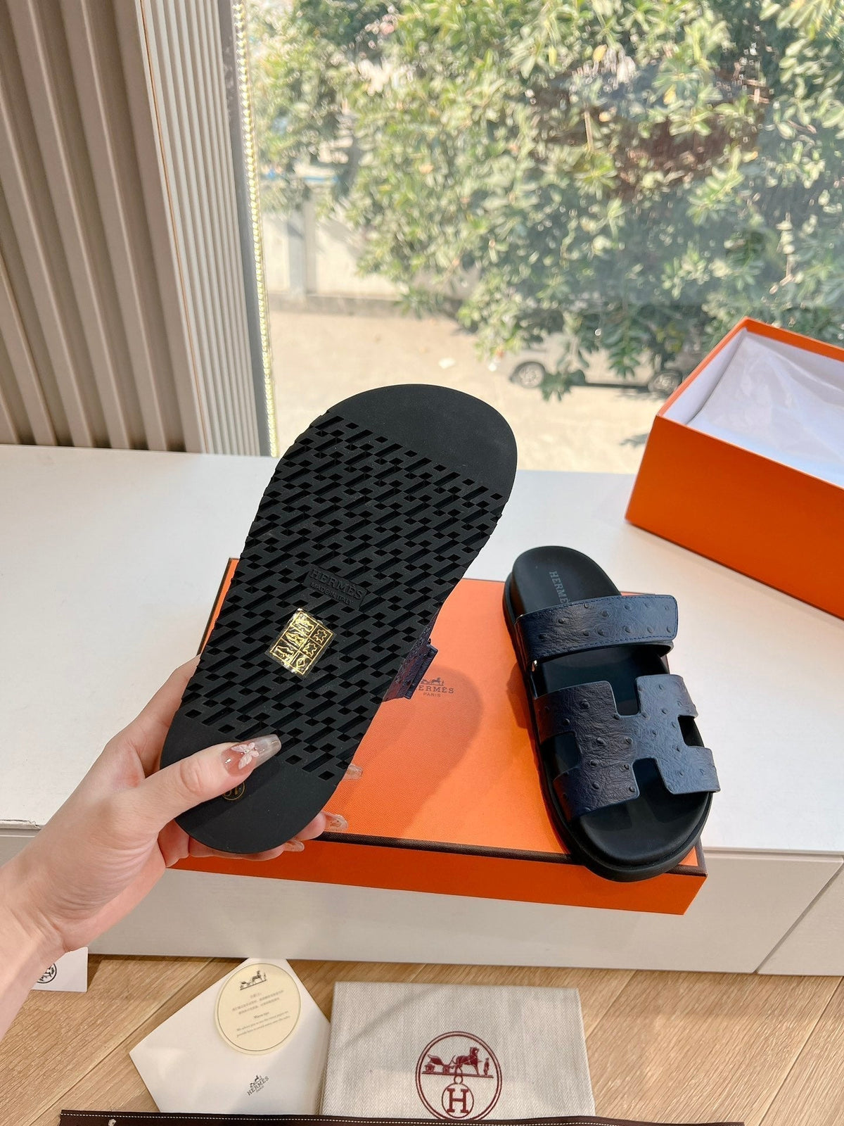 CHYPRE SANDAL IN BLACK GRAINED CALFSKIN