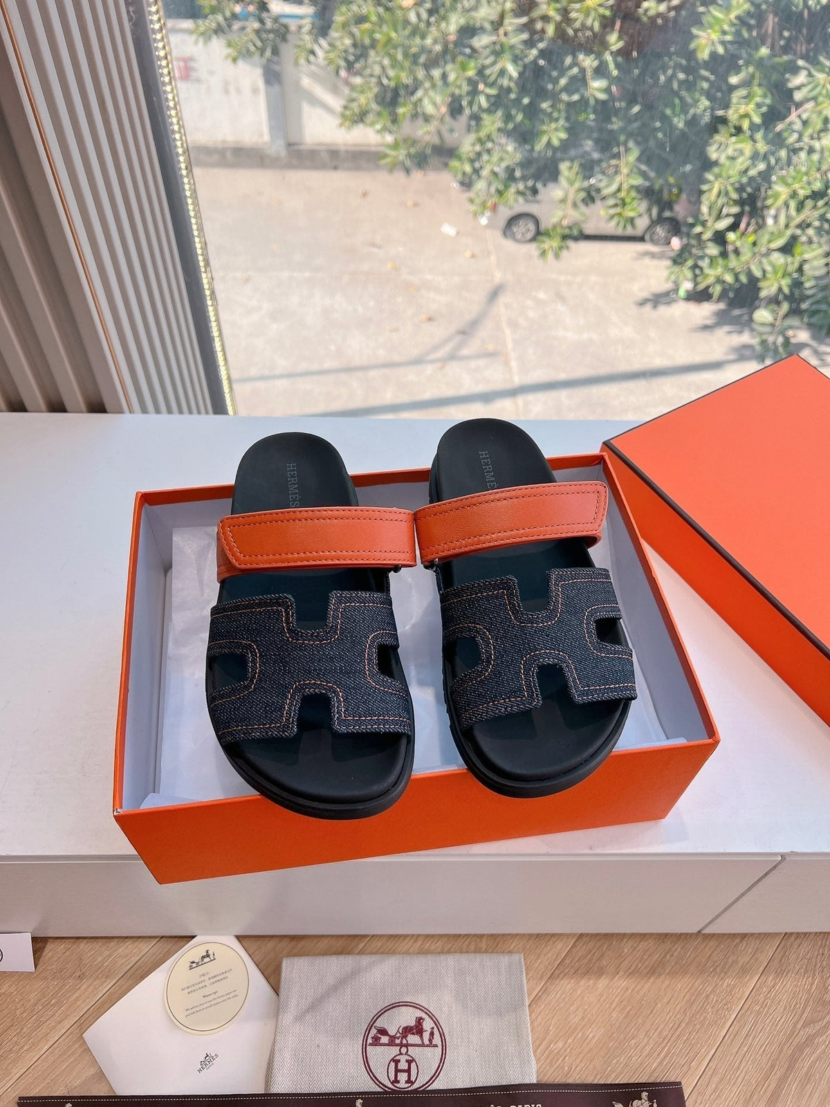 CHYPRE SANDAL IN BLACK DENIM AND VIVID ORANGE CALFSKIN