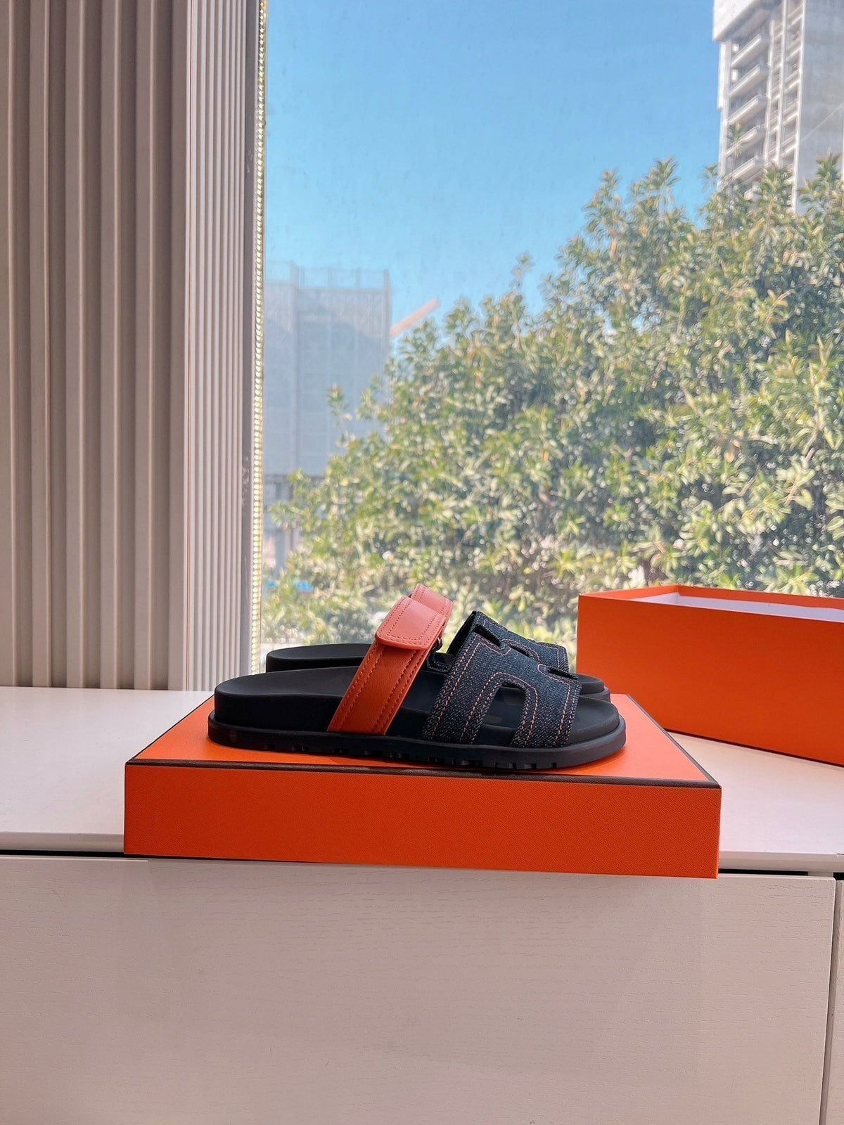 CHYPRE SANDAL IN BLACK DENIM AND VIVID ORANGE CALFSKIN