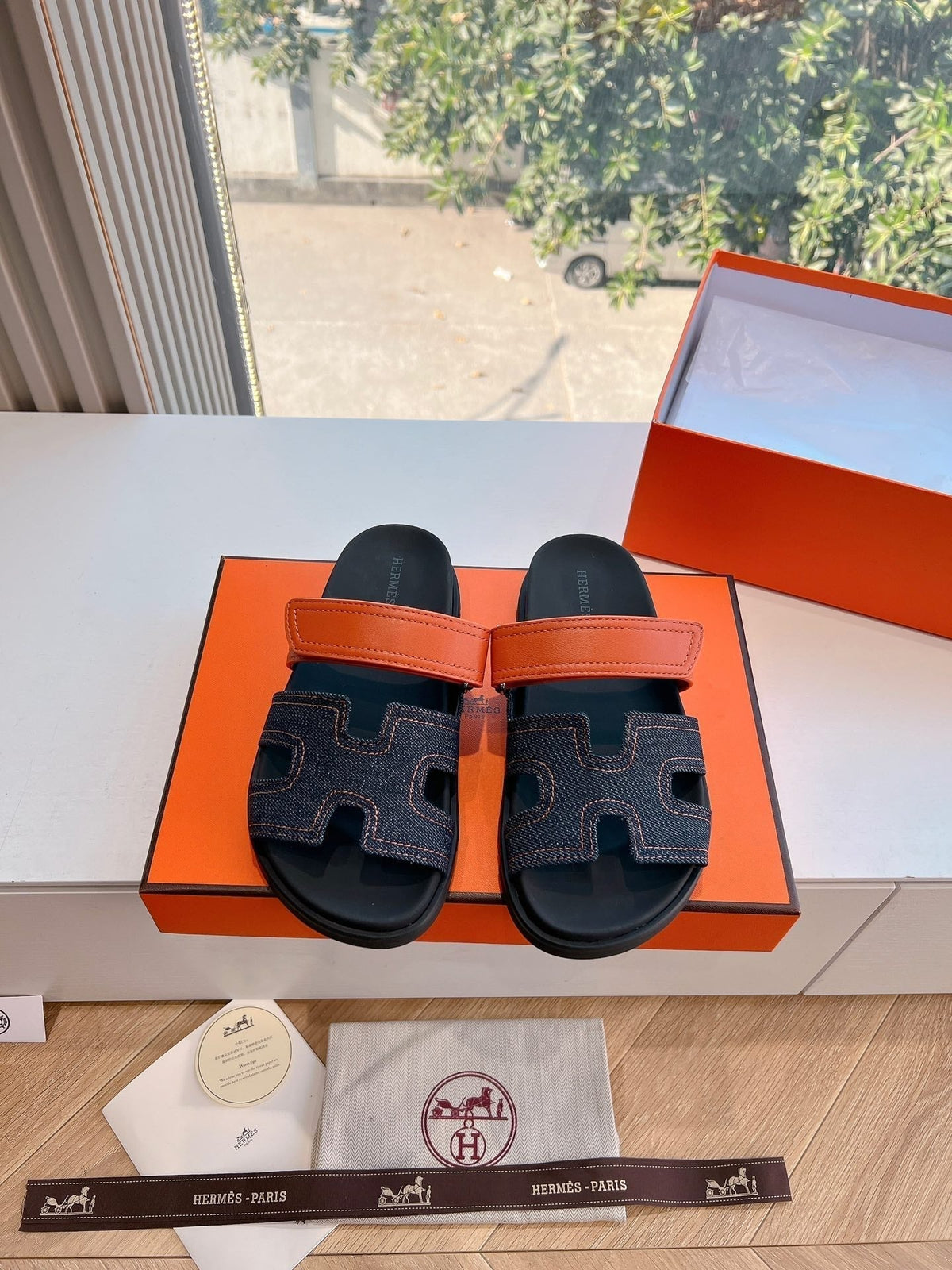 CHYPRE SANDAL IN BLACK DENIM AND VIVID ORANGE CALFSKIN