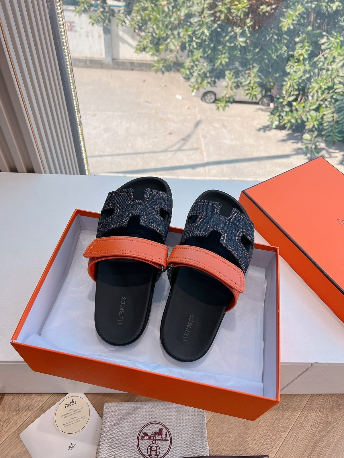 CHYPRE SANDAL IN BLACK DENIM AND VIVID ORANGE CALFSKIN