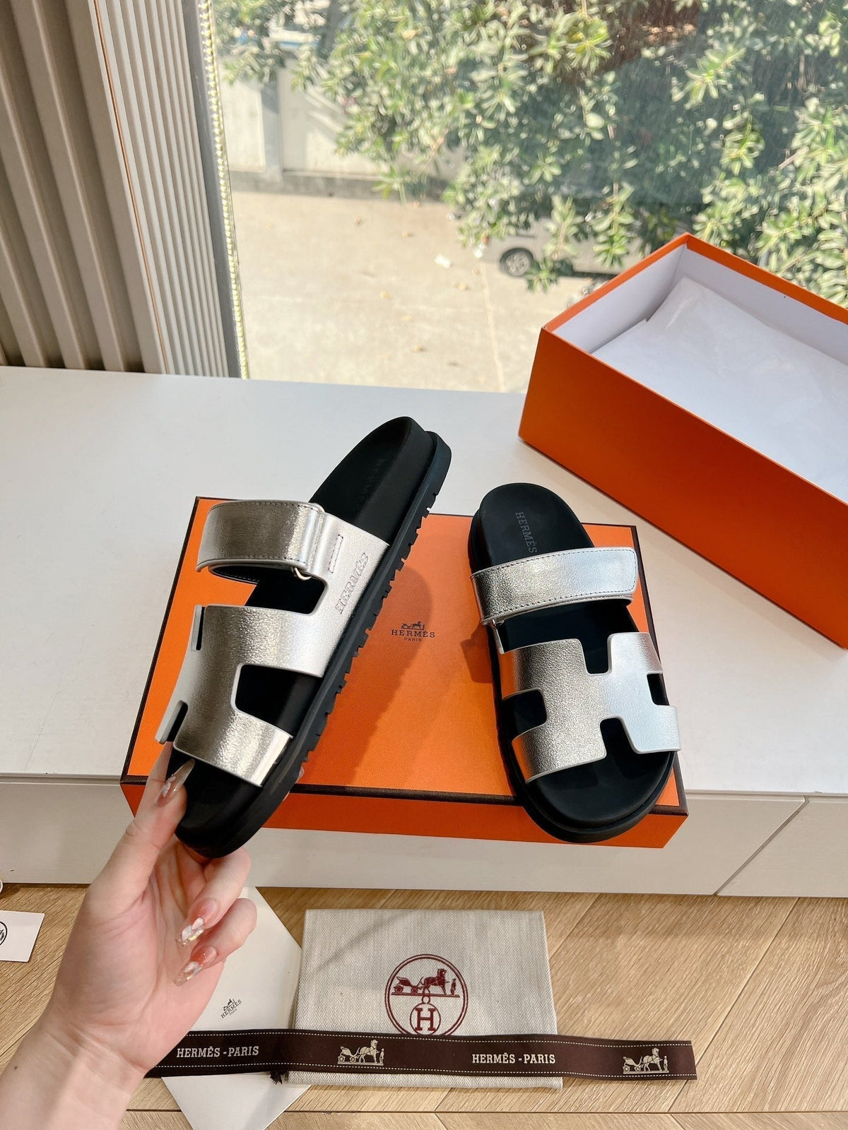 CHYPRE SANDAL IN SILVER METALLIC CALFSKIN