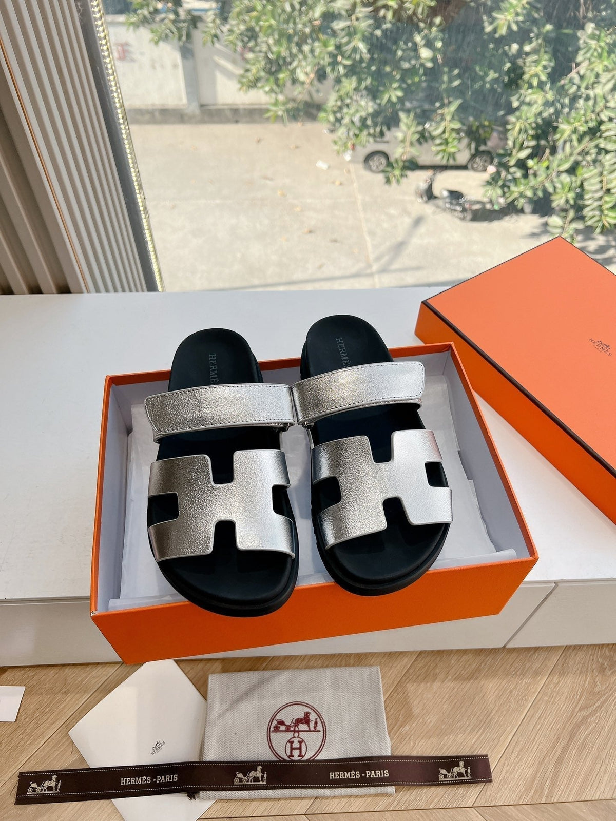 CHYPRE SANDAL IN SILVER METALLIC CALFSKIN