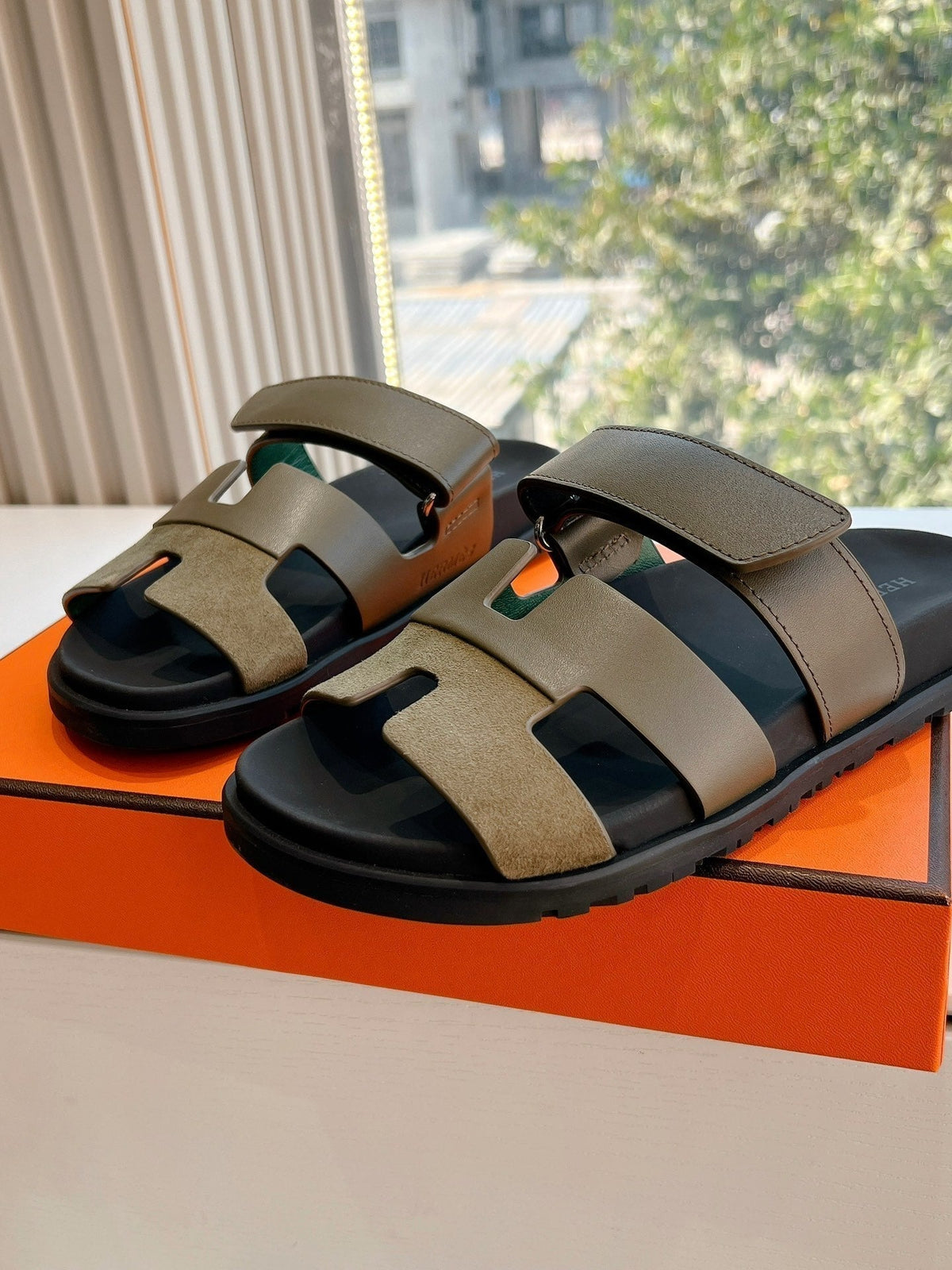 CHYPRE SANDAL IN ARMY GREEN SUEDE AND CALFSKIN