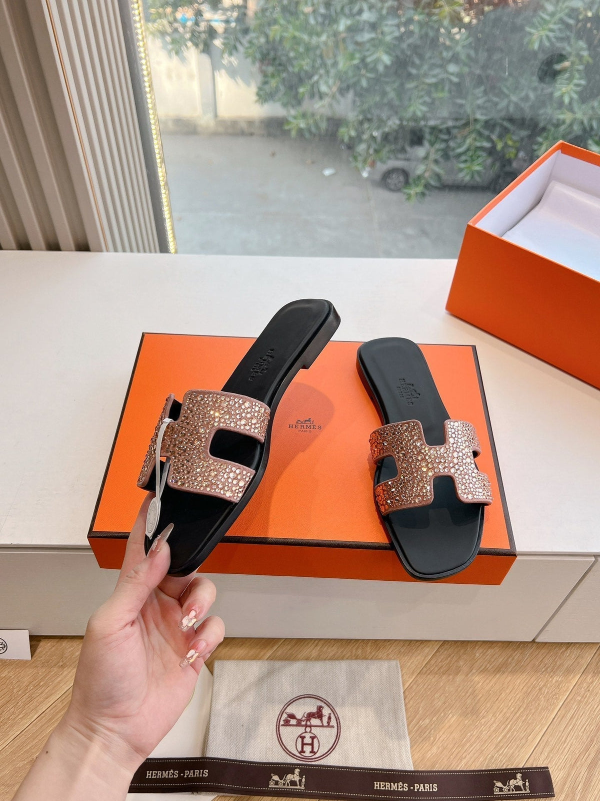 0RAN SLIDE IN PENNY BROWN CALFSKIN WITH CRYSTALS