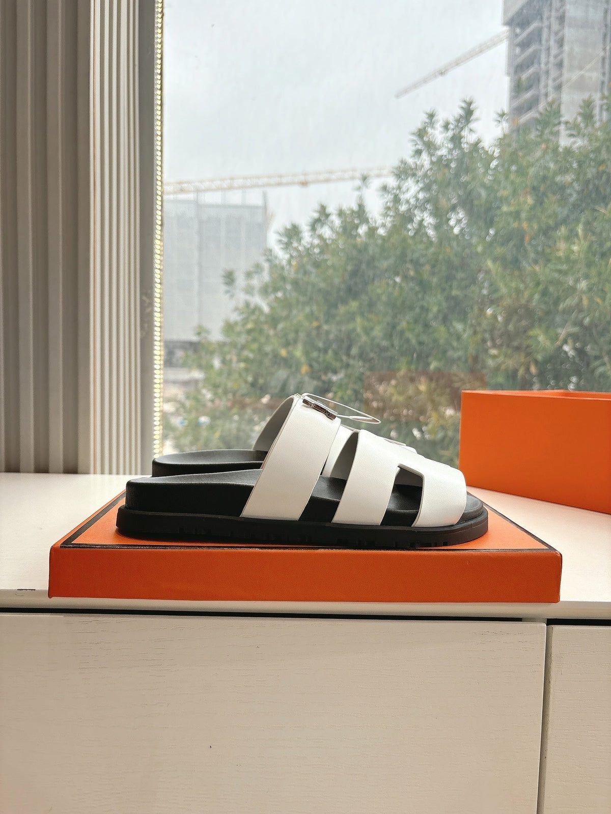 CHYPRE SANDAL IN WHITE CALFSKIN