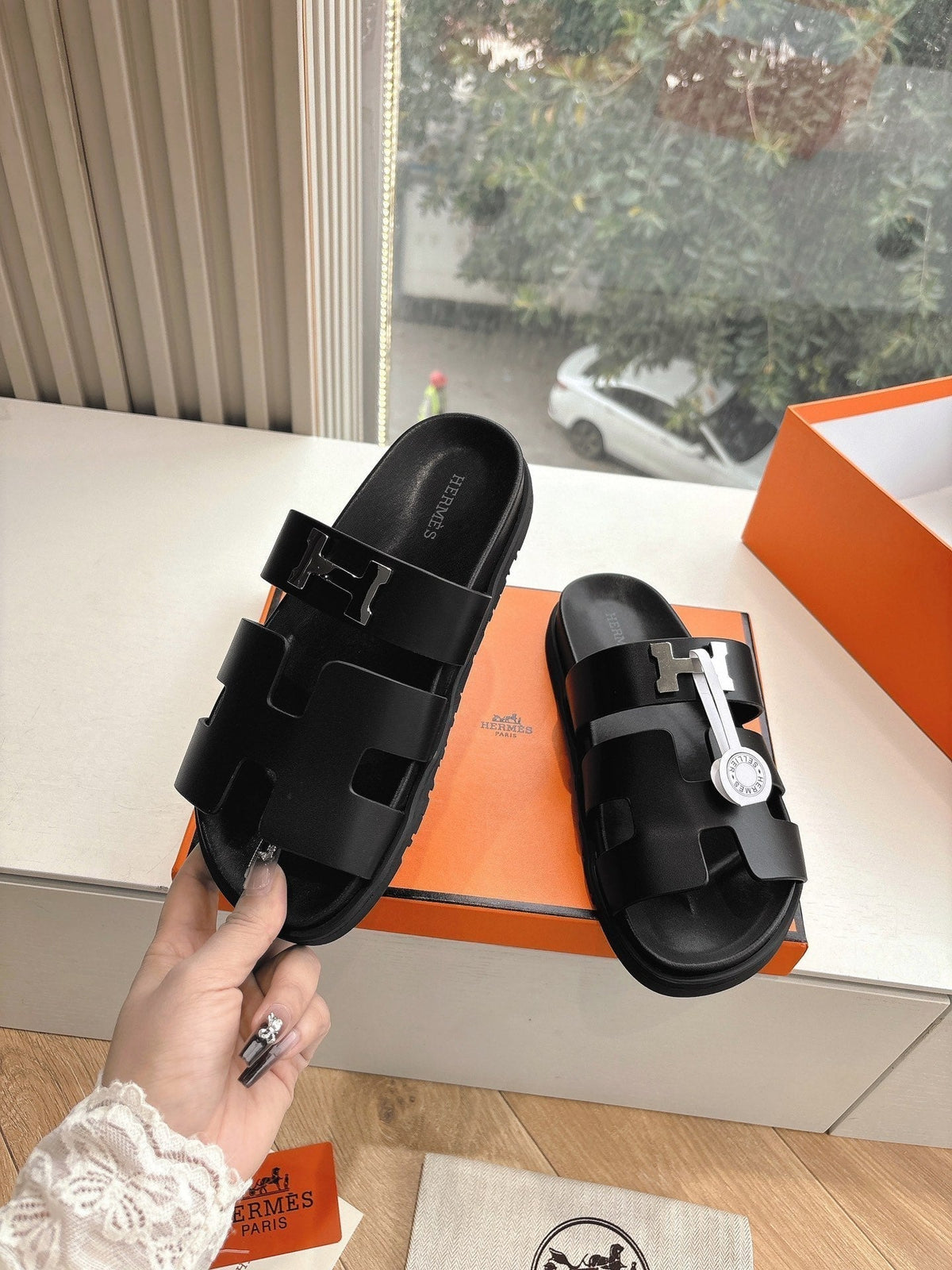 CHYPRE SANDAL IN BLACK CALFSKIN