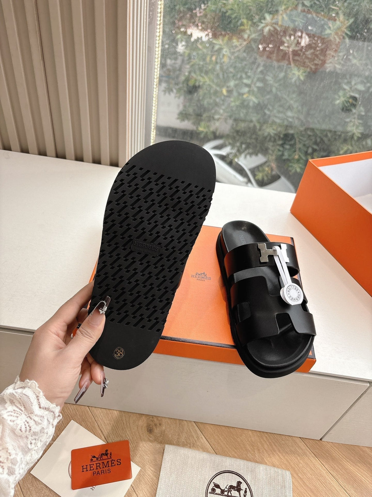 CHYPRE SANDAL IN BLACK CALFSKIN