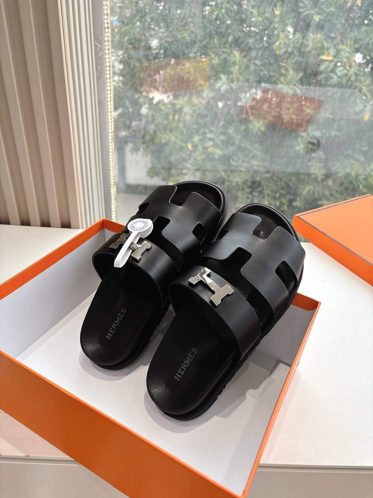 CHYPRE SANDAL IN BLACK CALFSKIN