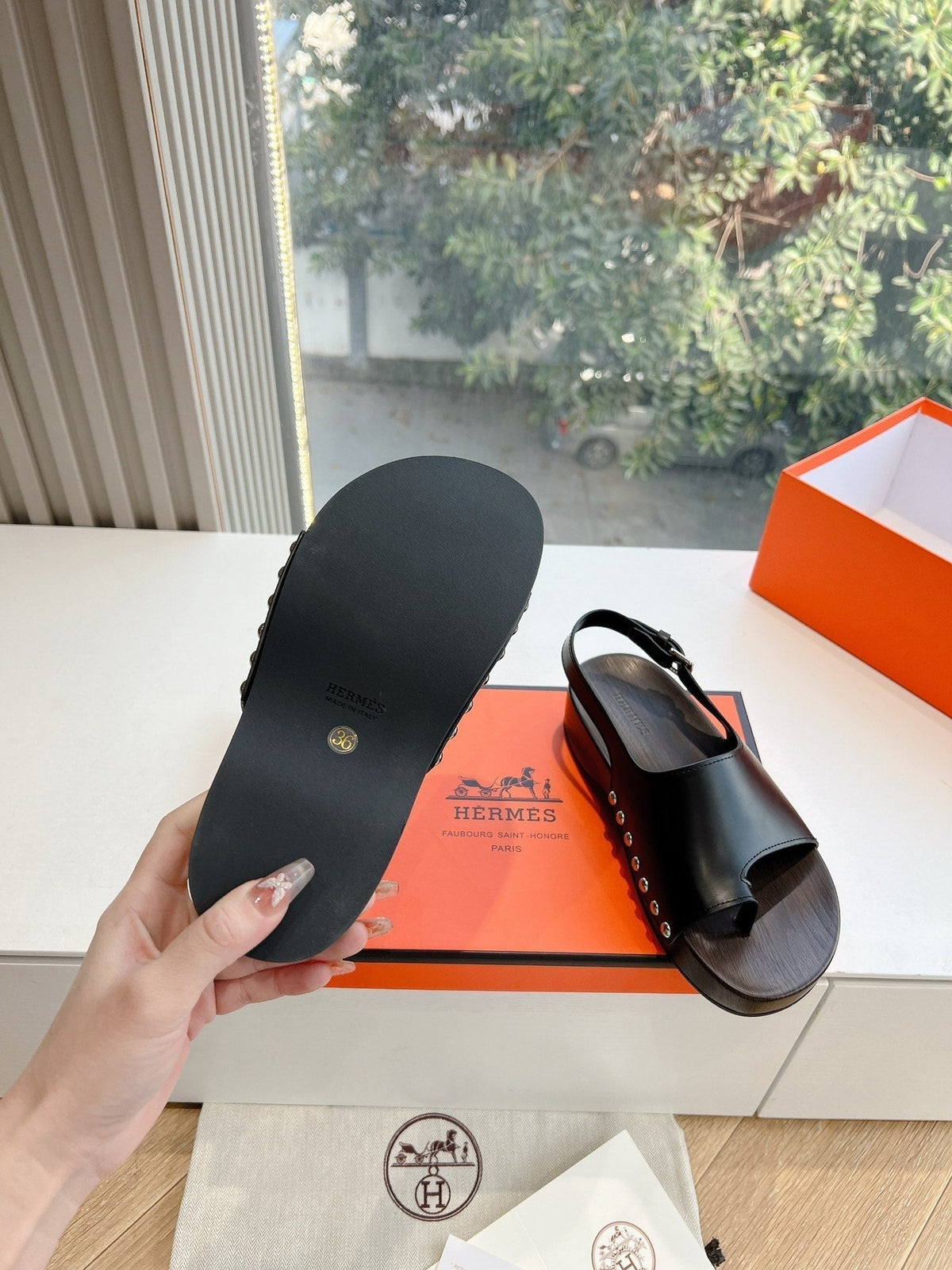 FLAT SANDAL IN BLACK CALFSKIN