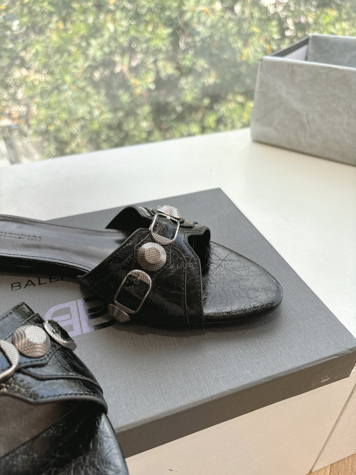 CAGOLE FLAT MULES IN BLACK CALFSKIN
