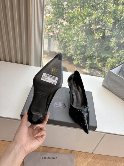 HIGH PUMPS IN BLACK PATENT CALFSKIN