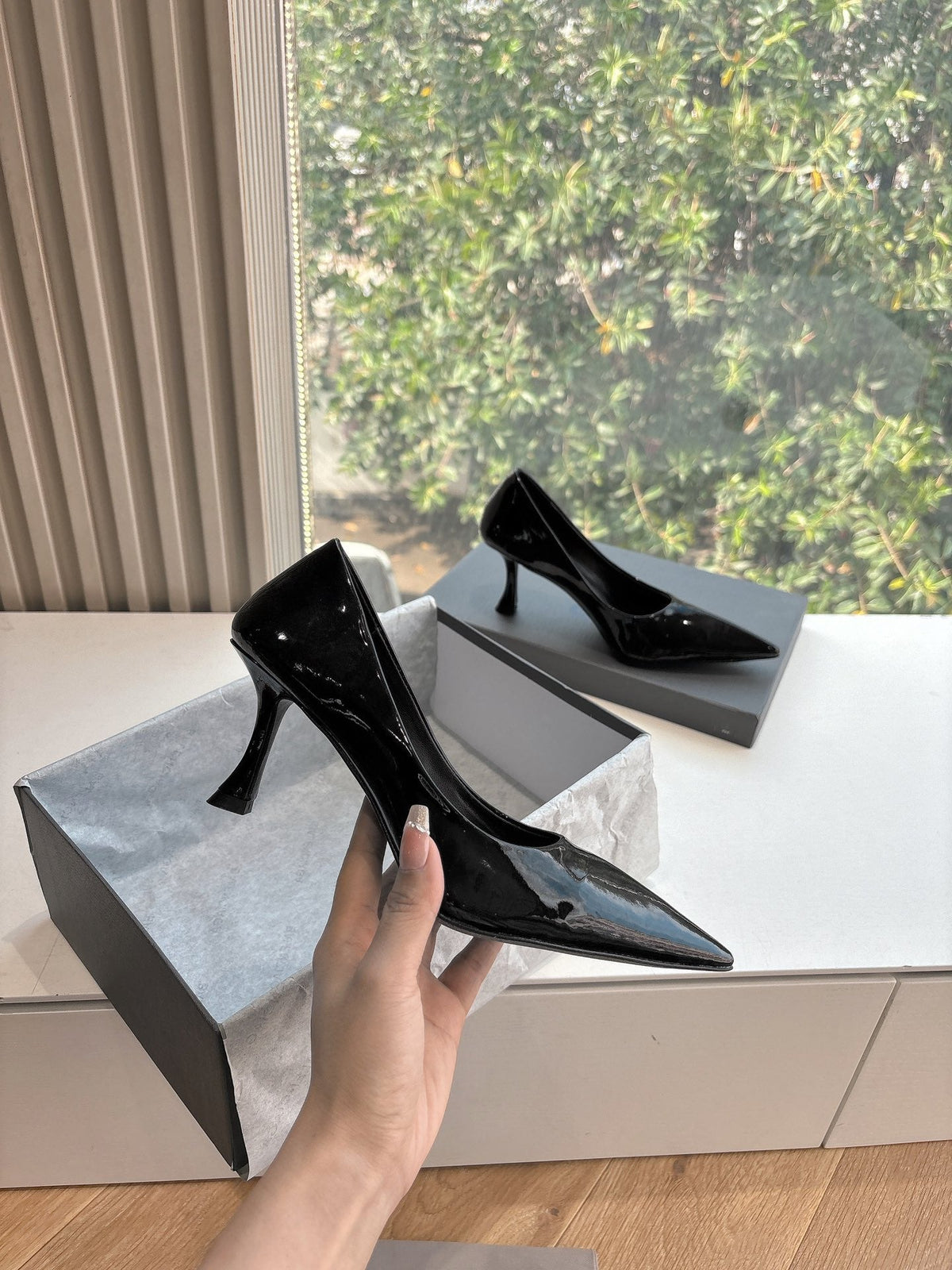 HIGH PUMPS IN BLACK PATENT CALFSKIN