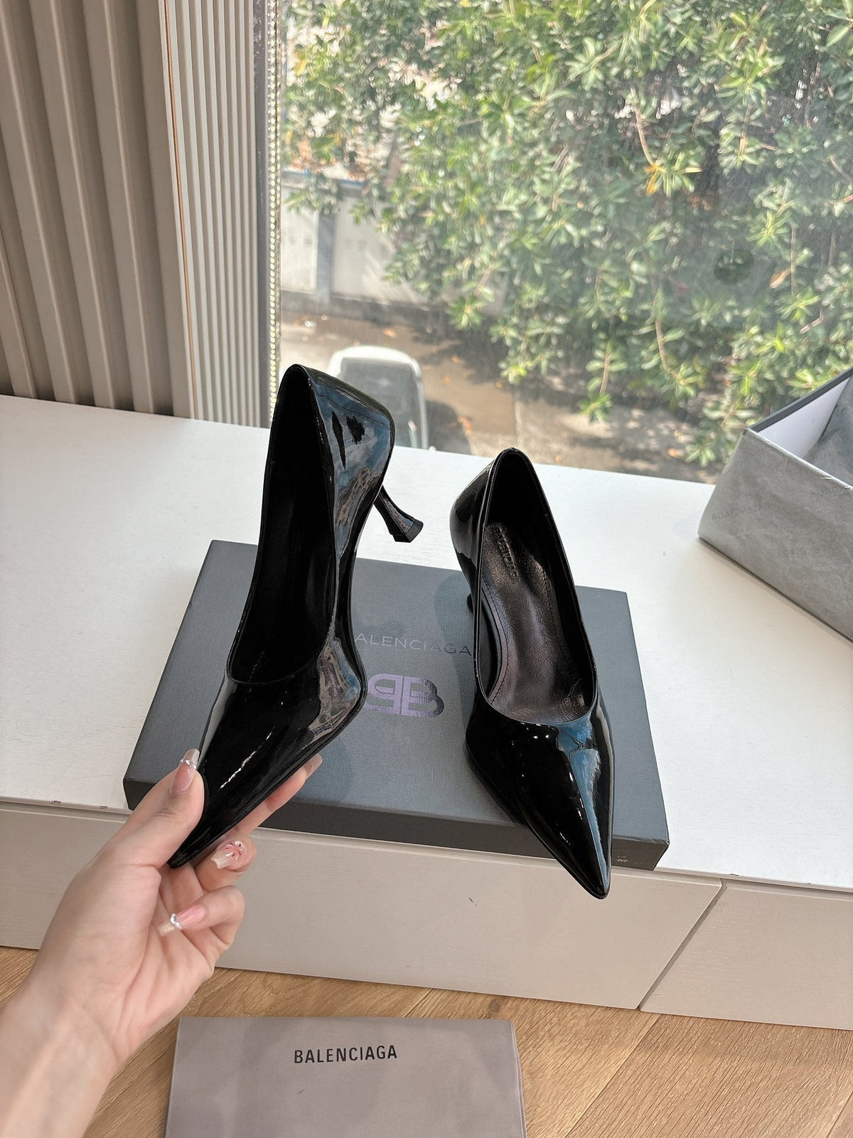 HIGH PUMPS IN BLACK PATENT CALFSKIN