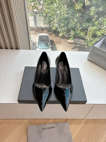 HIGH PUMPS IN BLACK PATENT CALFSKIN