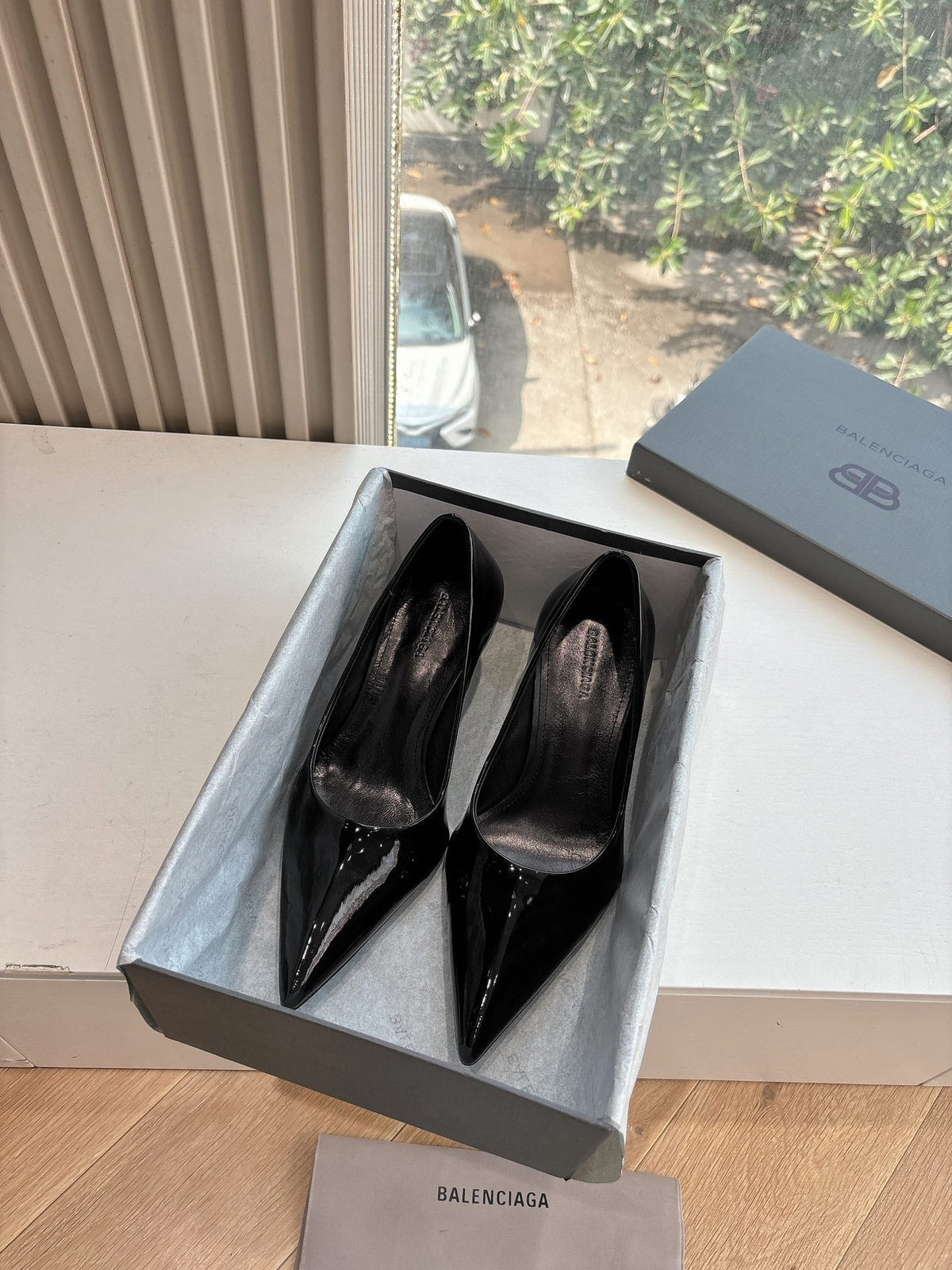 HIGH PUMPS IN BLACK PATENT CALFSKIN