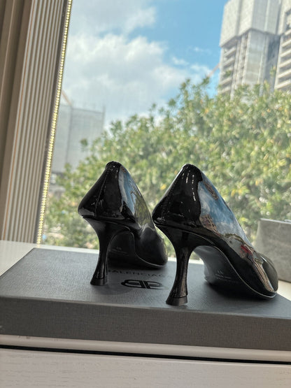 HIGH PUMPS IN BLACK PATENT CALFSKIN