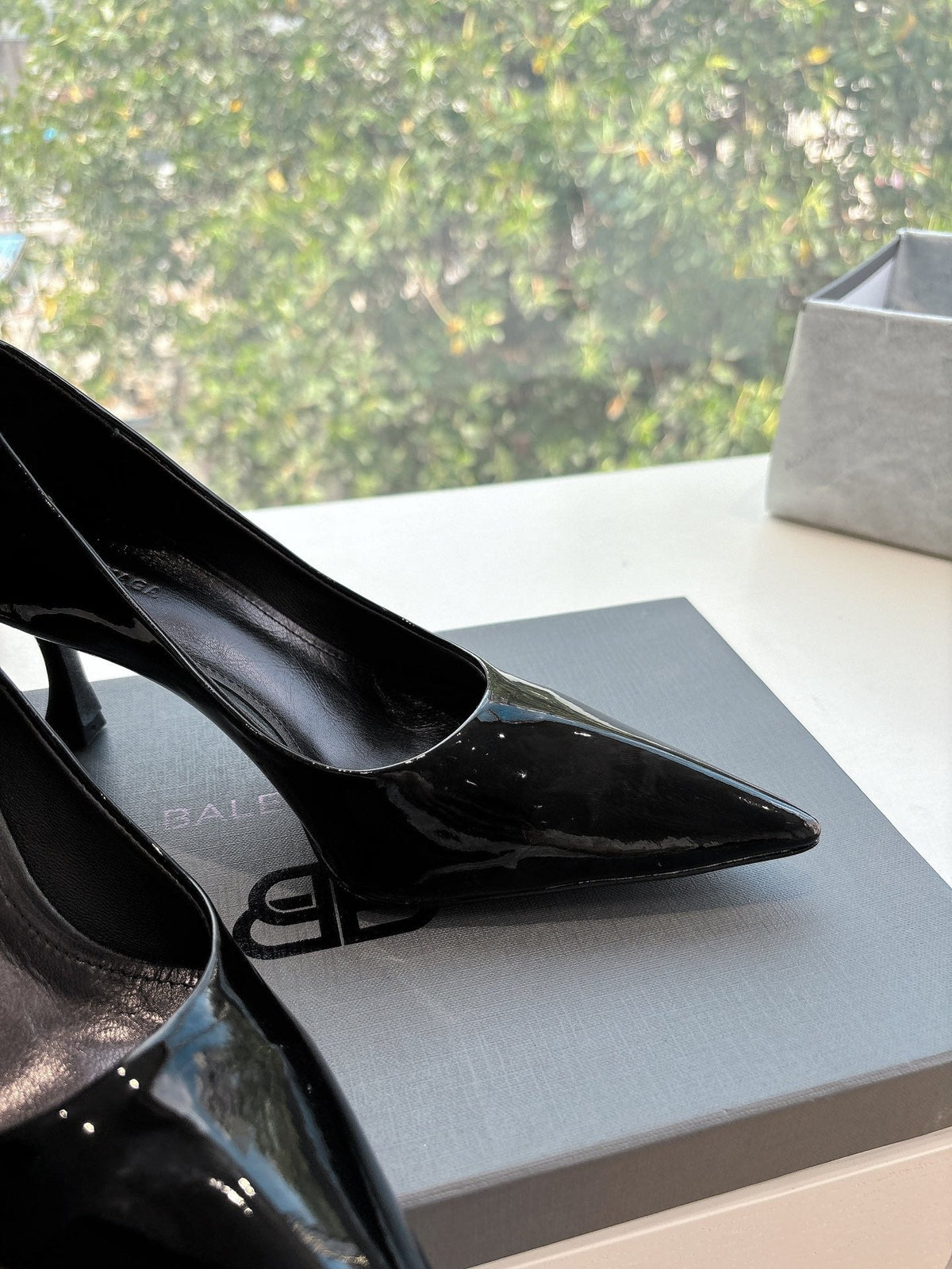 HIGH PUMPS IN BLACK PATENT CALFSKIN
