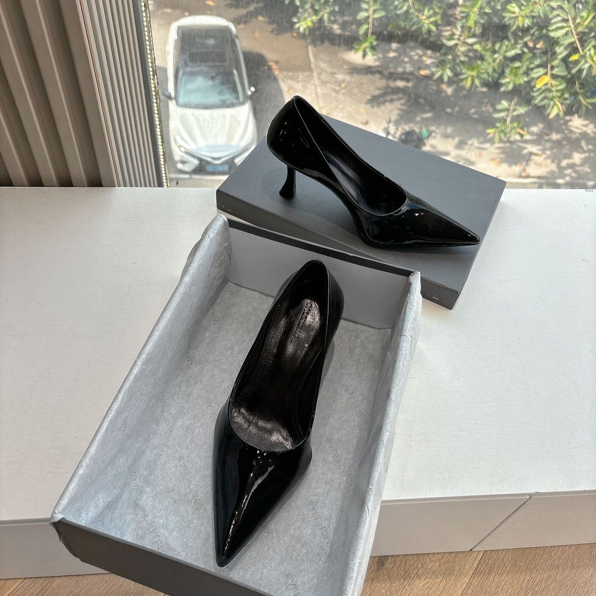 HIGH PUMPS IN BLACK PATENT CALFSKIN