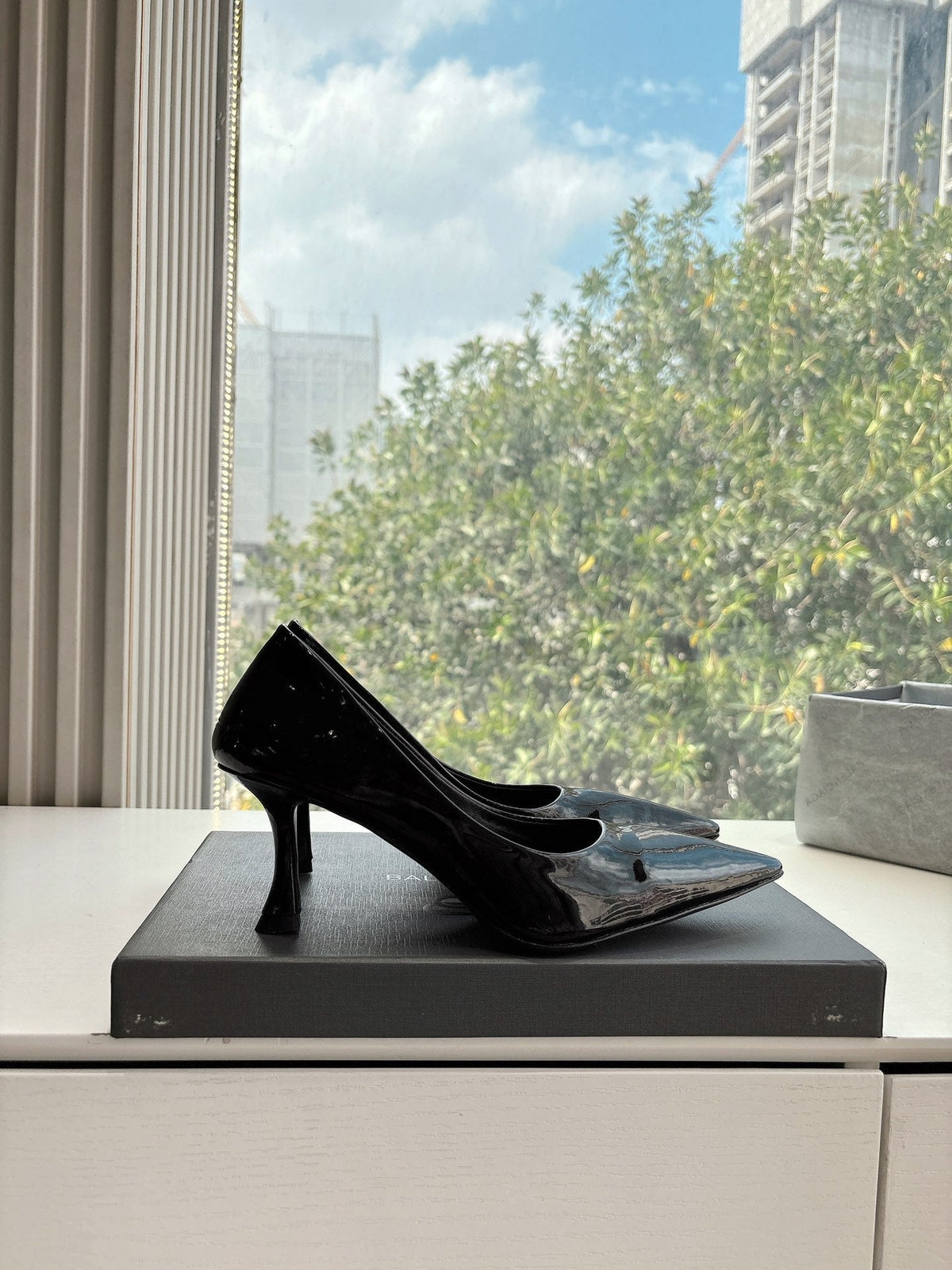HIGH PUMPS IN BLACK PATENT CALFSKIN