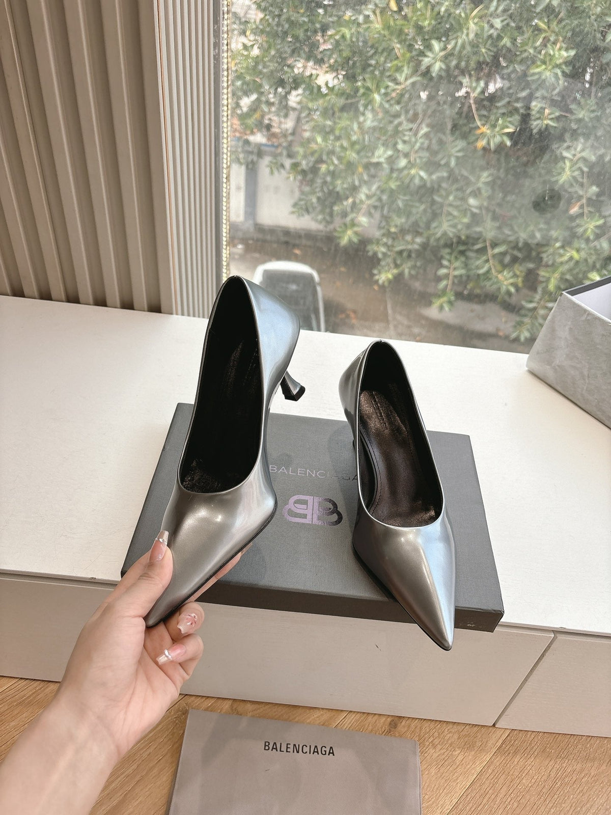 HIGH PUMPS IN RHINO GRAY PATENT CALFSKIN