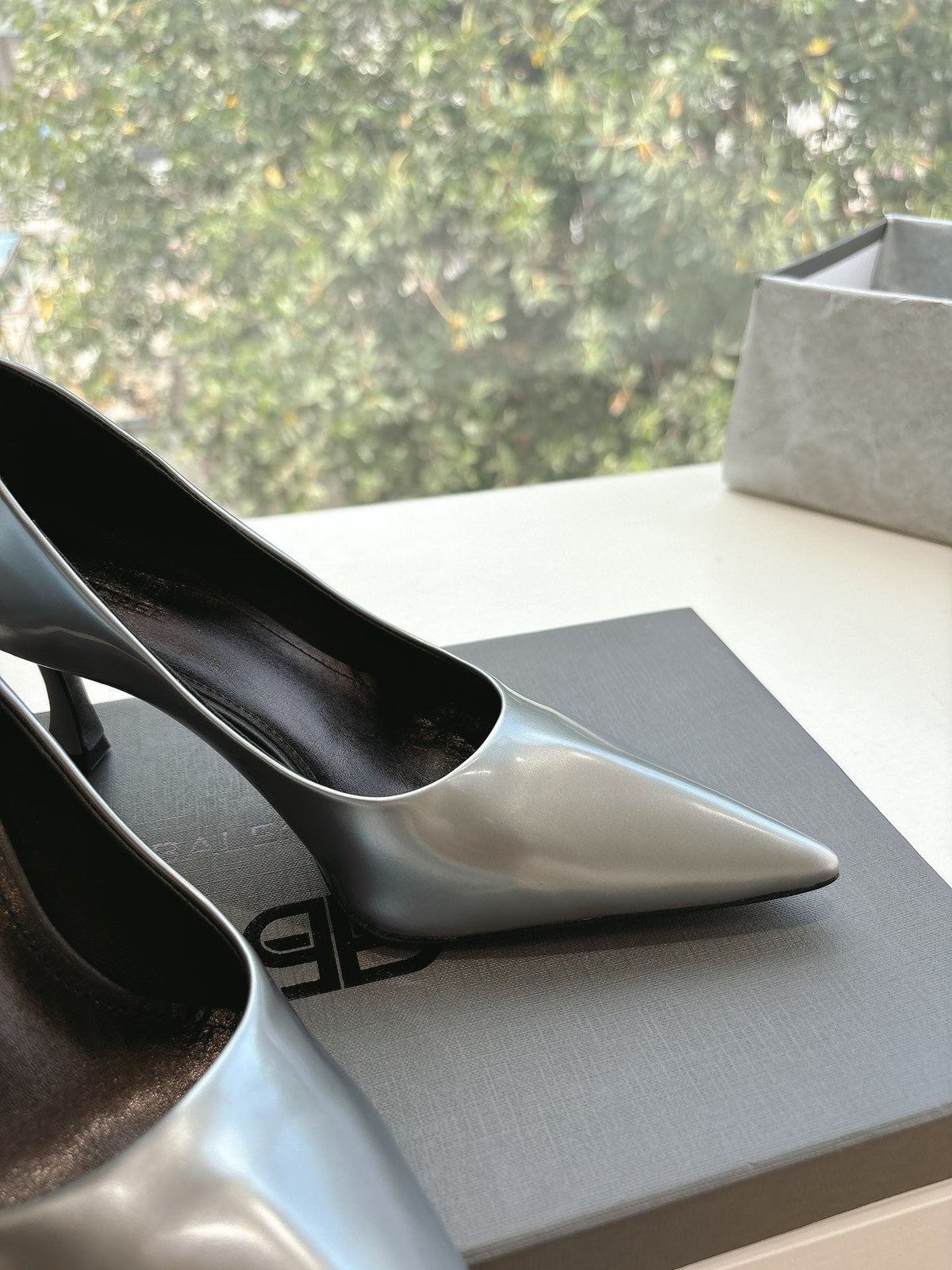 HIGH PUMPS IN RHINO GRAY PATENT CALFSKIN