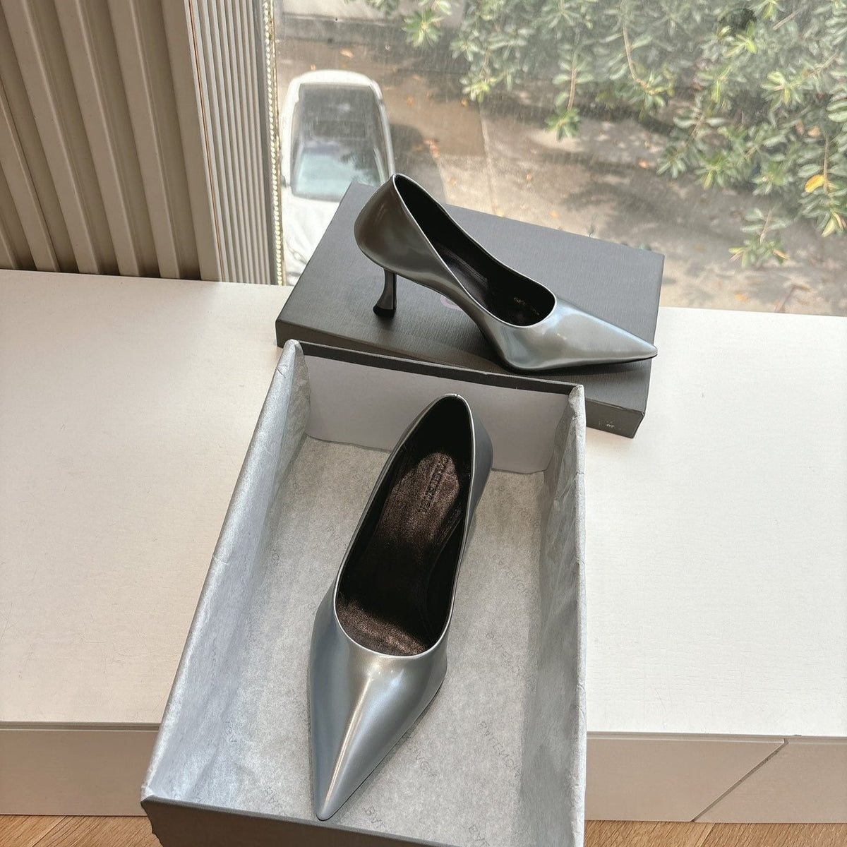 HIGH PUMPS IN RHINO GRAY PATENT CALFSKIN