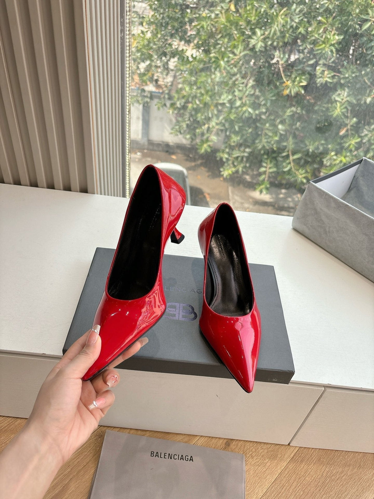 HIGH PUMPS IN CLASSIC RED PATENT CALFSKIN