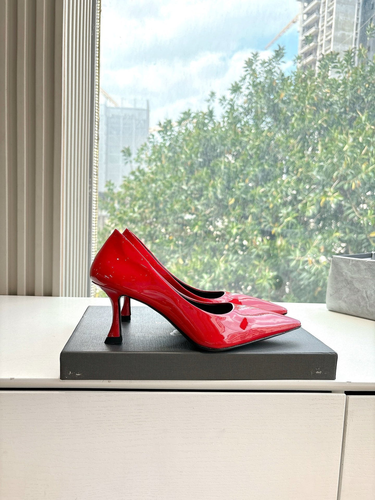 HIGH PUMPS IN CLASSIC RED PATENT CALFSKIN