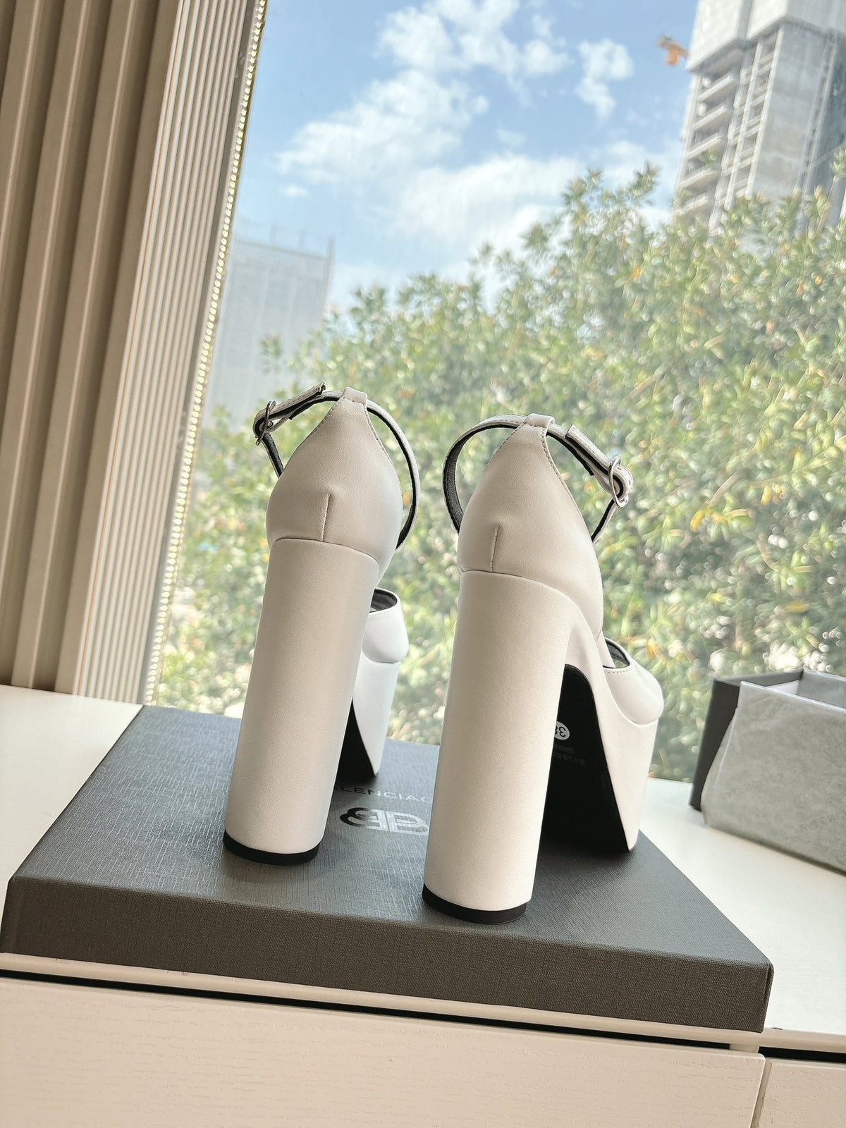 PLATFORM ANKLE STRAP HEELS IN WHITE SMOOTH CALFSKIN