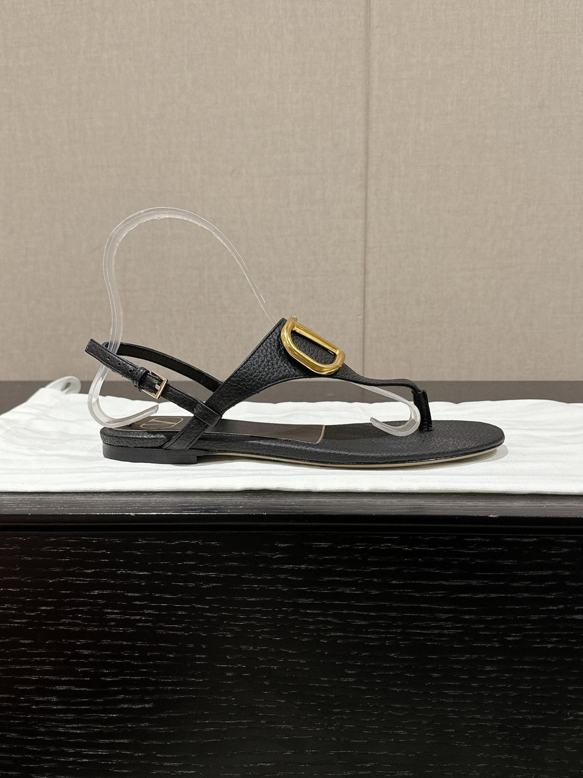 THONG SANDAL IN BLACK CALFSKIN WITH GOLD LOGO