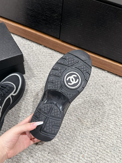 CLASSIC TRAINER IN BLACK FABRIC