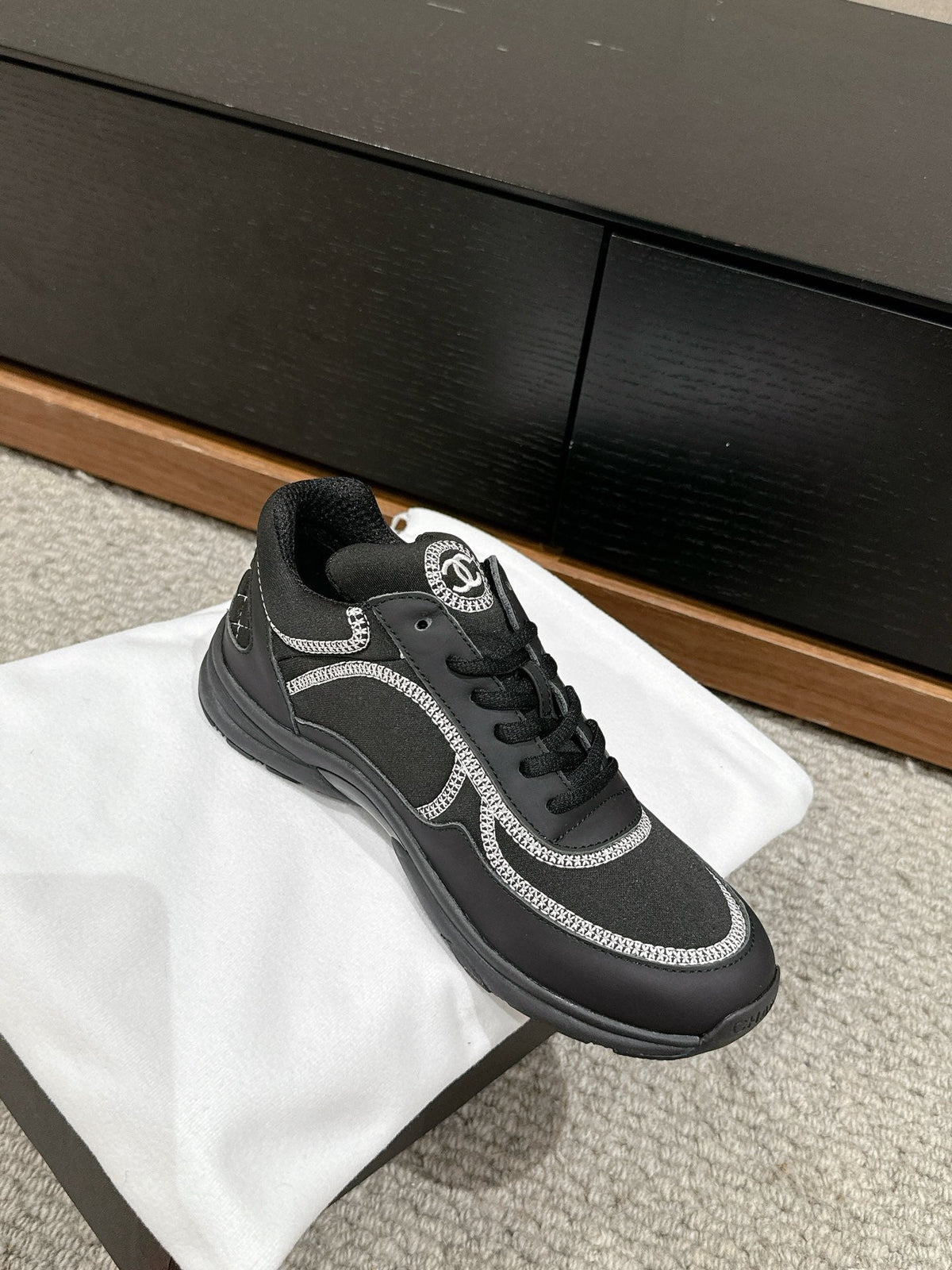 CLASSIC TRAINER IN BLACK FABRIC