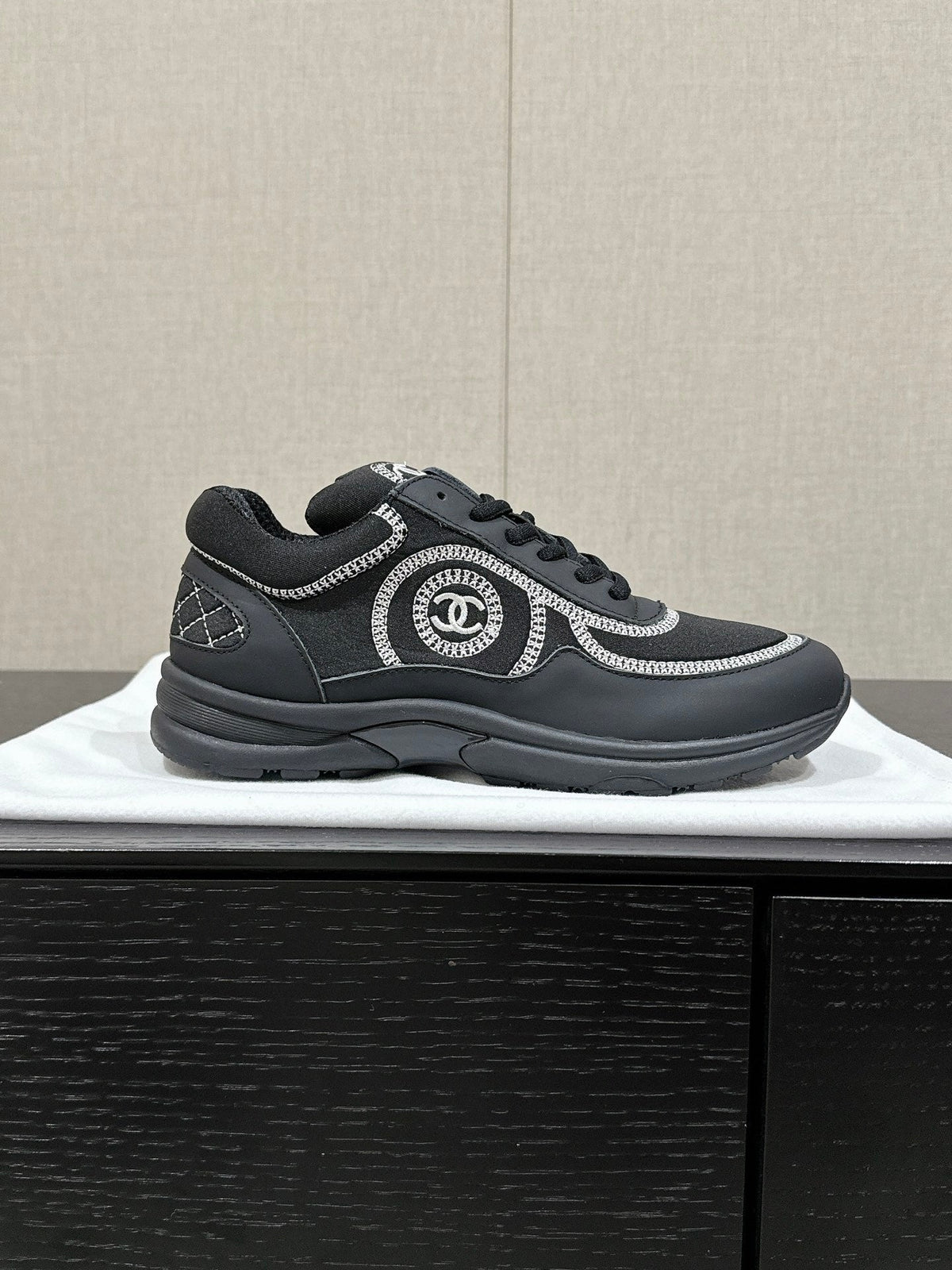CLASSIC TRAINER IN BLACK FABRIC