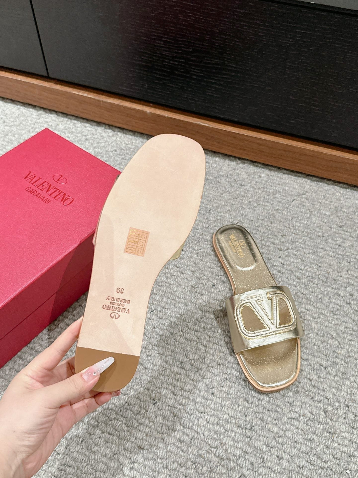 VLOGO CUT-OUT GOLD CALFSKIN SLIDE SANDAL