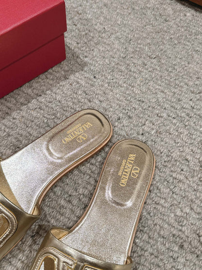 VLOGO CUT-OUT GOLD CALFSKIN SLIDE SANDAL