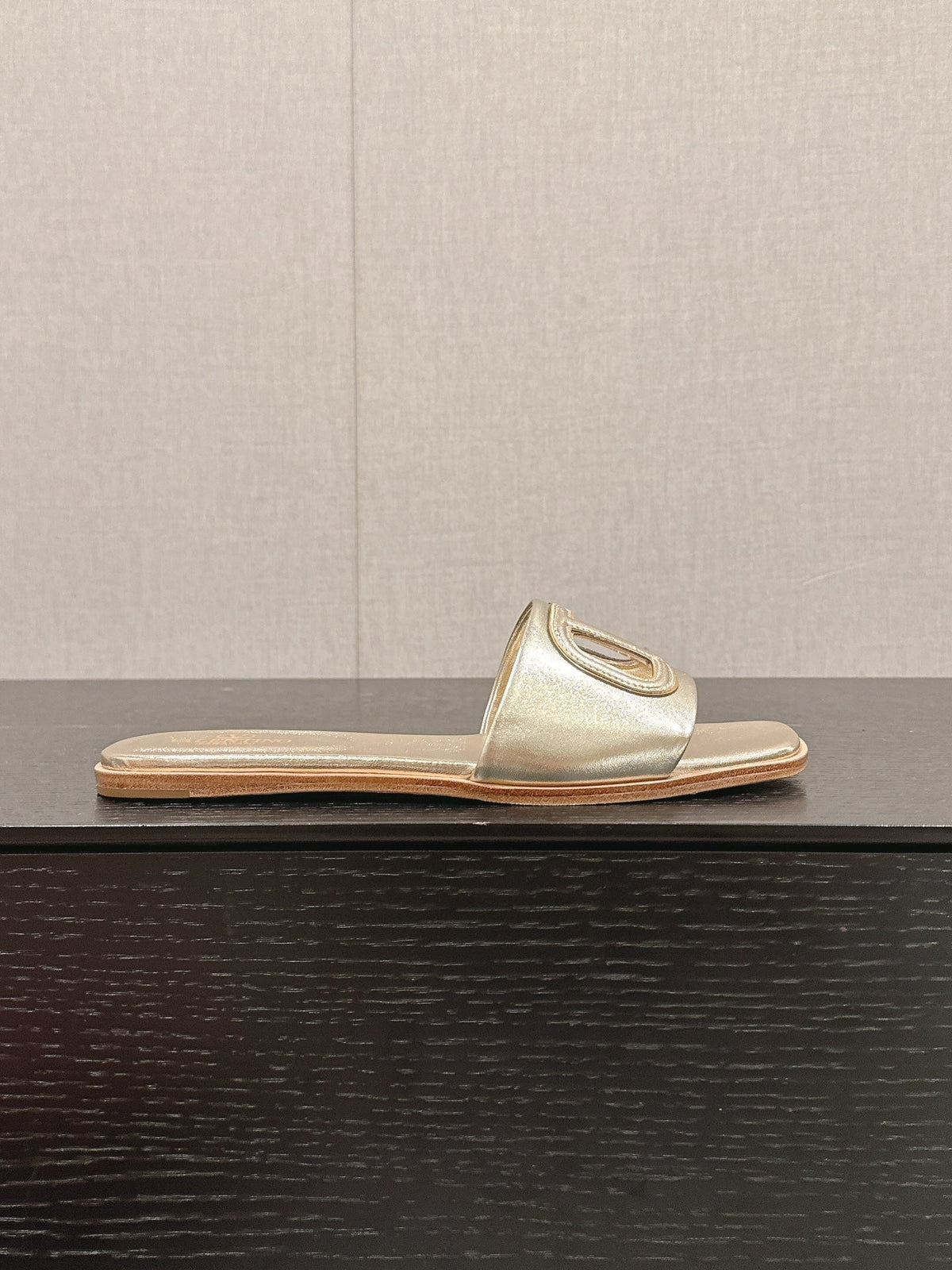 VLOGO CUT-OUT GOLD CALFSKIN SLIDE SANDAL
