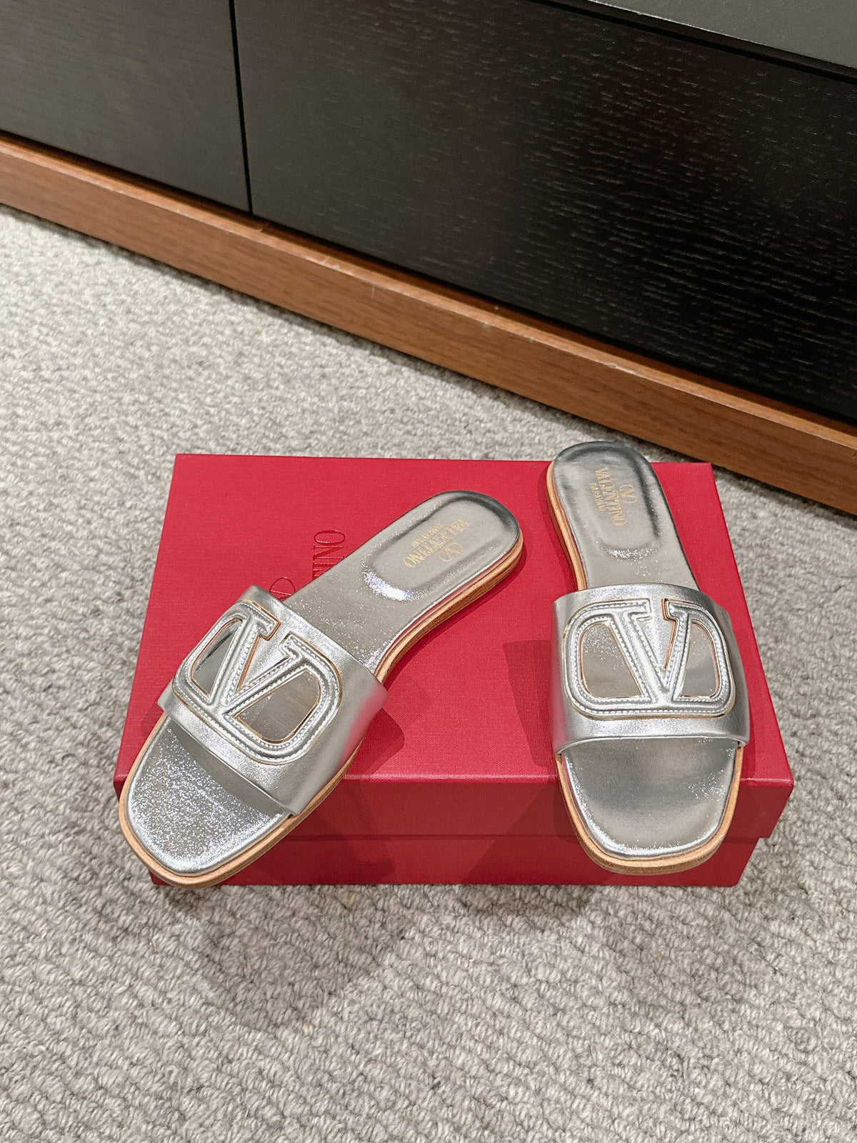 VLOGO CUT-OUT SILVER CALFSKIN SLIDE SANDAL