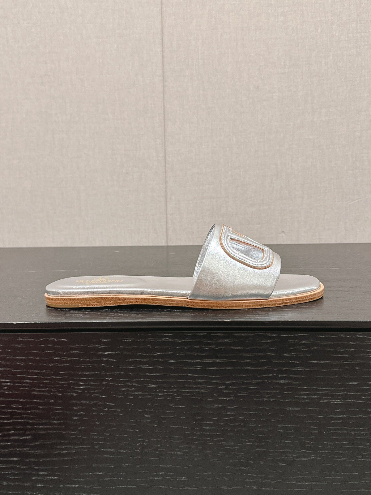 VLOGO CUT-OUT SILVER CALFSKIN SLIDE SANDAL