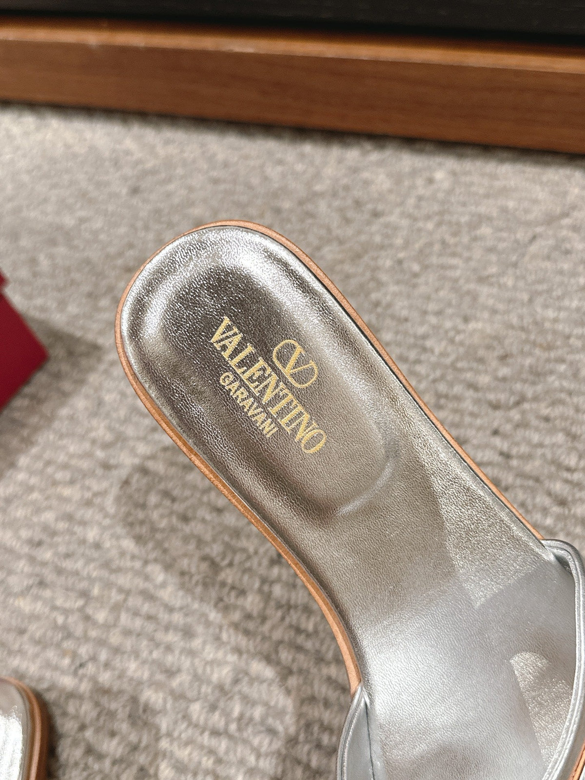 VLOGO CUT-OUT SILVER CALFSKIN SLIDE SANDAL