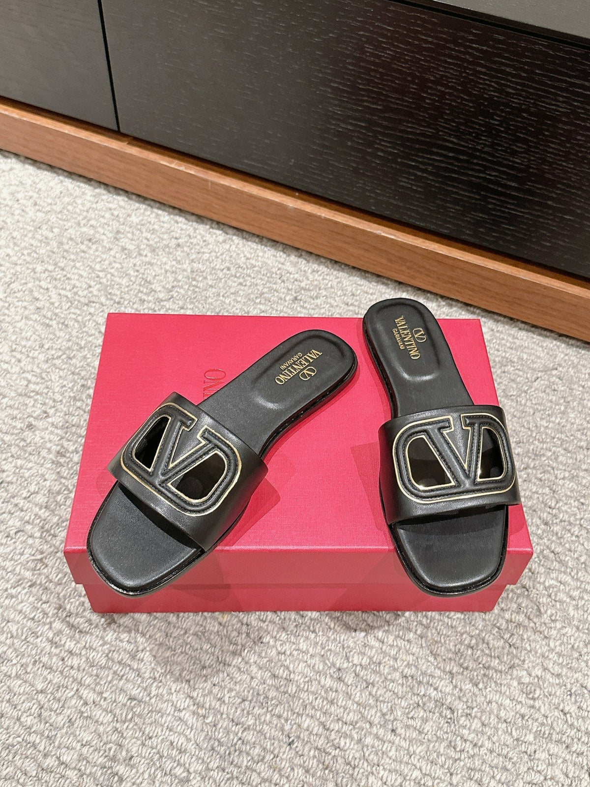VLOGO CUT-OUT BLACK CALFSKIN SLIDE SANDAL