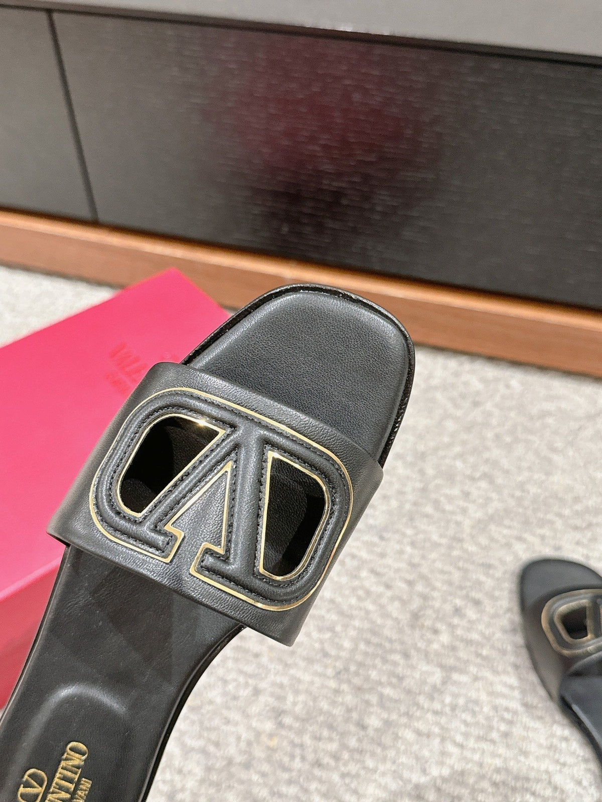 VLOGO CUT-OUT BLACK CALFSKIN SLIDE SANDAL