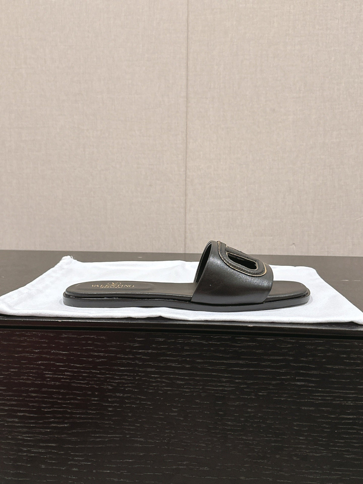 VLOGO CUT-OUT BLACK CALFSKIN SLIDE SANDAL
