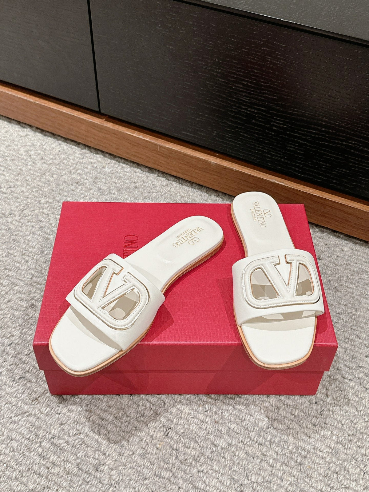 VLOGO CUT-OUT WHITE CALFSKIN SLIDE SANDAL