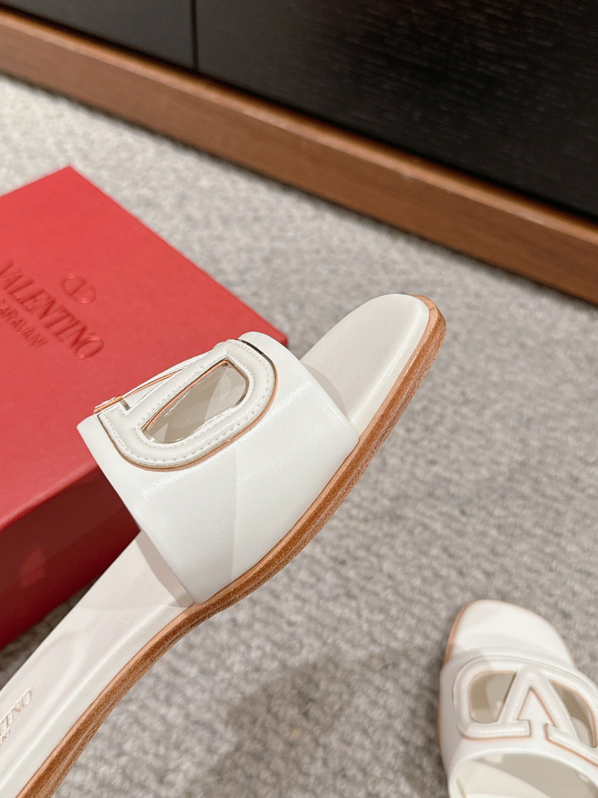VLOGO CUT-OUT WHITE CALFSKIN SLIDE SANDAL